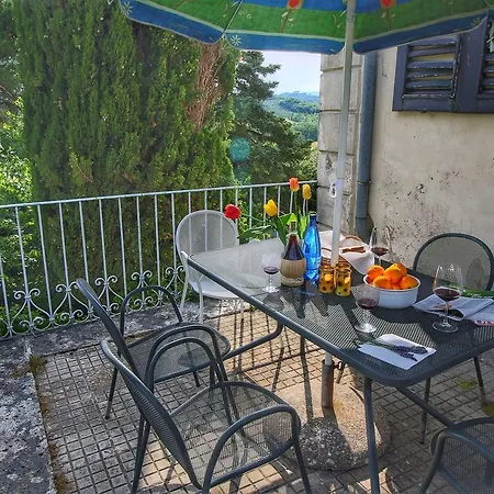 Cosy Farmhouse With Swimming Pool And Air Conditioning